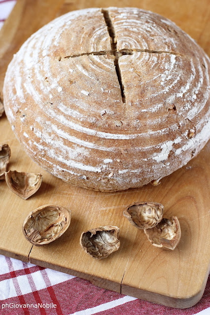 Pane con farina semi integrale e noci