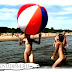 На российском нудистском пляже голенькие девочки играют в мяч