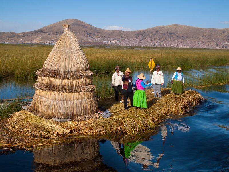 The Uros live on woven reed islands to form a floating layer called Khili , and attached to the bottom of the lake. Normally each island belongs to a family clan and is inhabited between 3-10 families. 