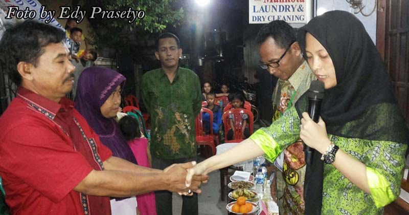 Warga Giritontro dalam acara pengukuhan lulus PKH