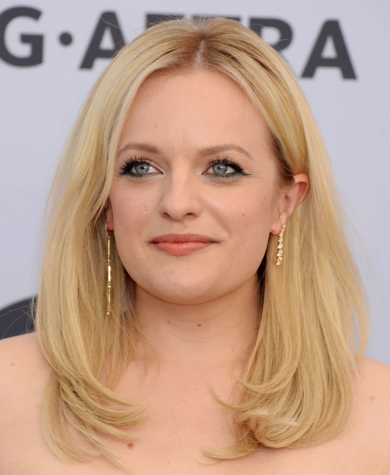 Elisabeth Moss dressed up like a princess for the 2019 SAG Awards