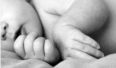 bayi menghisap jari bayi menghisap jari; tanda apa; tanda lapar; bayi menghisap jari tangan, kaki; bayi menghisap jari sebelum tidur; bolehkan bayi menghisap jari; manfaat; efek; bahaya; bayi menghisap jempol; bayi menghisap dot kosong;