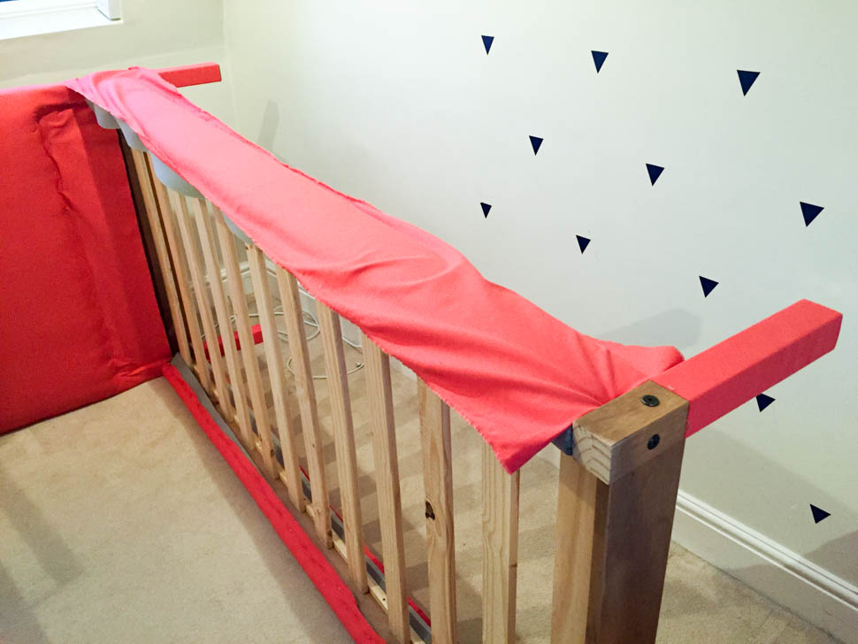 кровать детская обшитая тканью. кровать обтянутая тканью. обшивка боковины кровати. обтянуть кровать тканью. обтянуть деревянную кровать тканью.