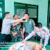 Usai Upacara Peringatan HUT TNI ke-73, Kapolsek Kalijati Bikin Kejutan Suapi Kue Bolu Ulang Tahun Kepada Anggota Babinsa
