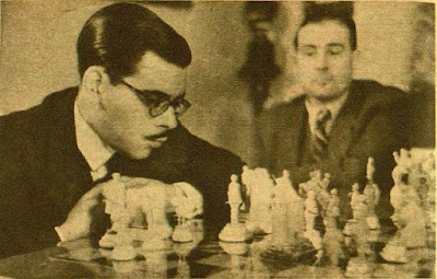 Medina, en la partida jugada contra Lloréns, en el estreno del artístico juego de ajedrez Partida de ajedrez Medina vs. Lloréns