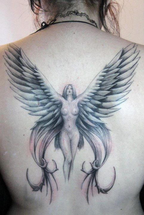 vemos tatuaje de un ángel de la guarda, es un tatuaje realista en tonos grises