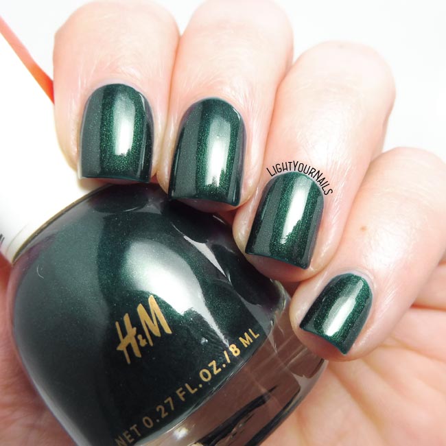 Smalto verde scuro H&M Scarab dark forest green shimmery nail polish swatch