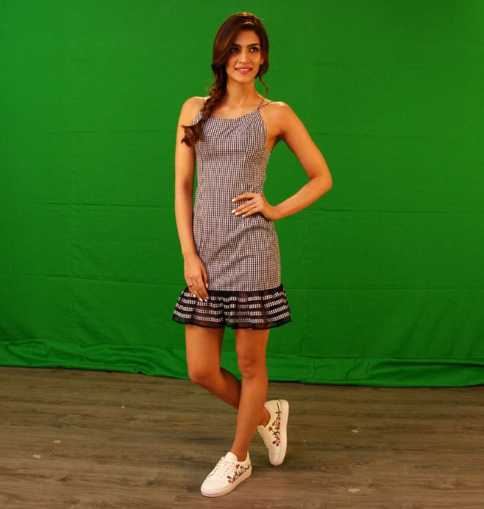 Kriti Sanon Tight Thighs Legs Pics In Mini Black Skirt