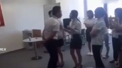 Rakaman Pekerja WAJIB Cium Boss Sebelum Mulakan Kerja. Adakah Akan Lebih Produktif