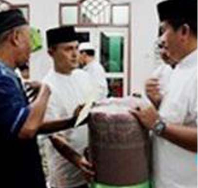 Tim Safari Ramadan Pemkab Asahan memberikan bantuan kepada pengurus massjid Diniyah. Tim Safari Ramadan Pemkab Asahan memberikan bantuan kepada pengurus massjid Diniyah.