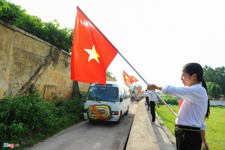 Nhoi dau phut tien dua Dai ta Tran Quang Khai ve dat me - Anh 2