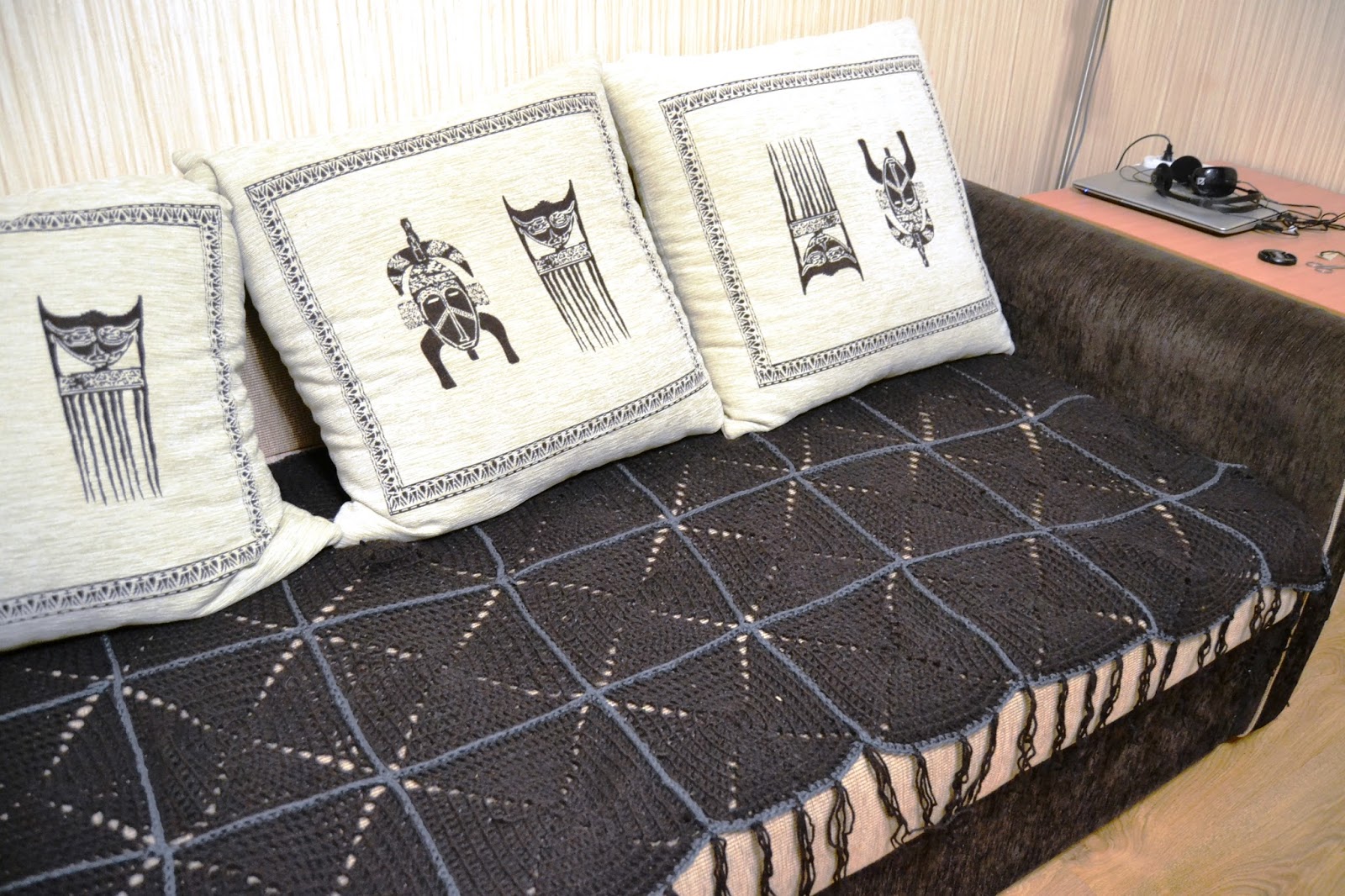 Вязаный плед на угловой диван