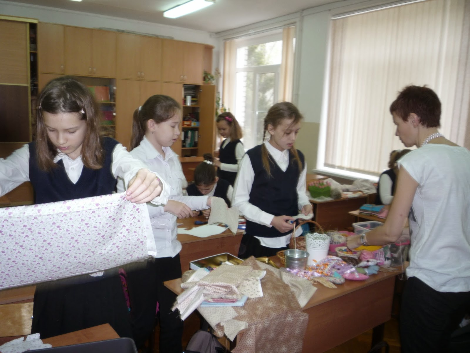 урок труда. урок технологии мальчики. подростки на уроках труда. урок труда у девочек. урок труда 5 класс.