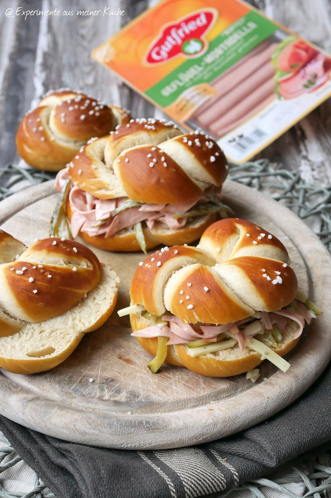 Experimente aus meiner Küche: Laugenknoten mit zweierlei Wurstsalat