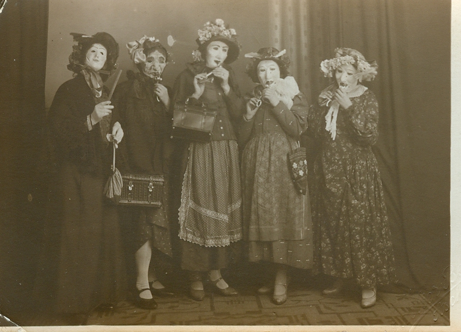 30 Vintage Photos Show Strange and Terrifying Halloween Costumes From