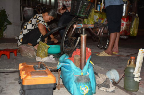 Nguoi dan ba 30 nam va xe dem o noi sam uat nhat Sai Gon - Anh 8