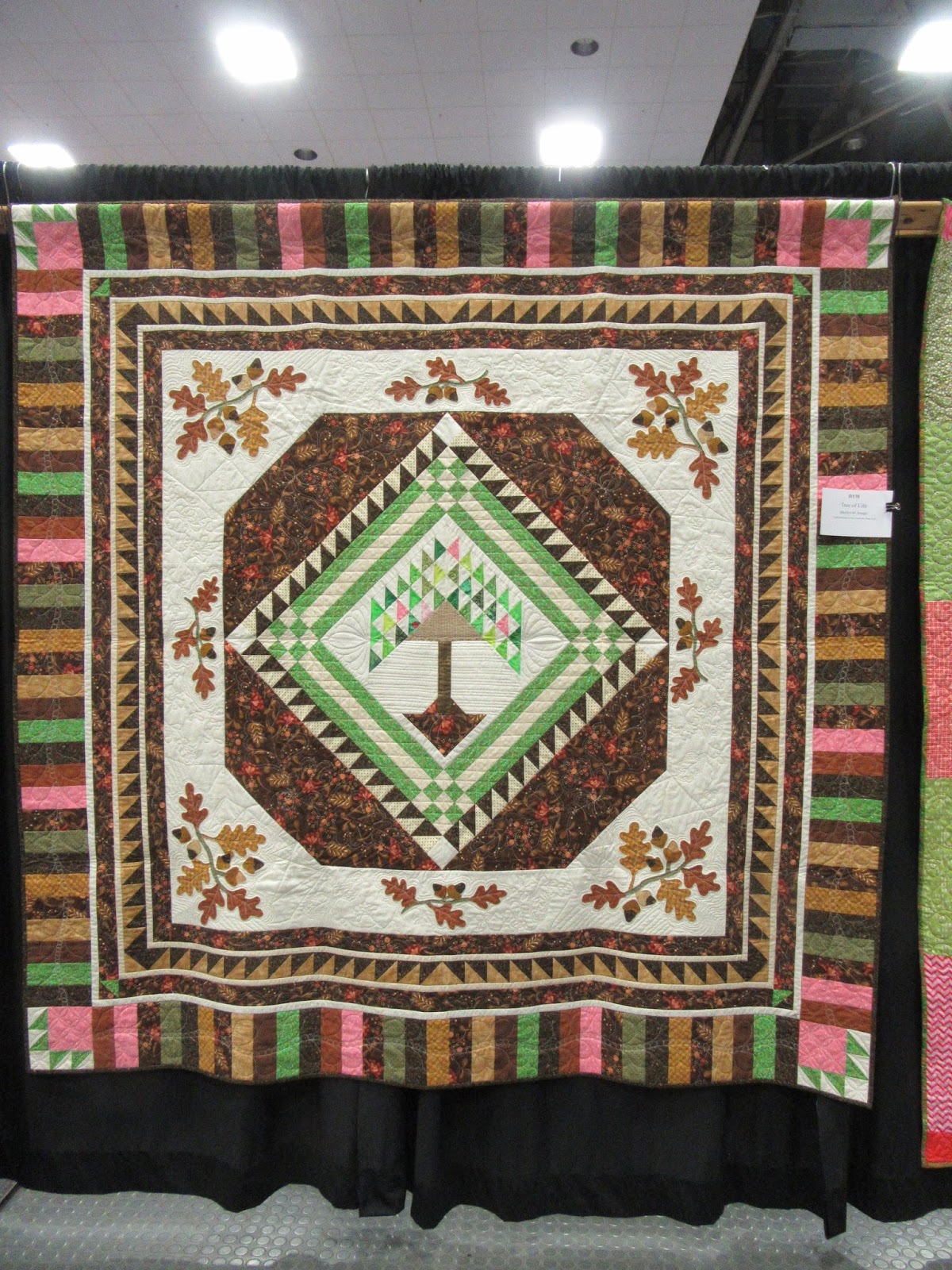 Busy Thimble Visitors and More Maine Show Quilts
