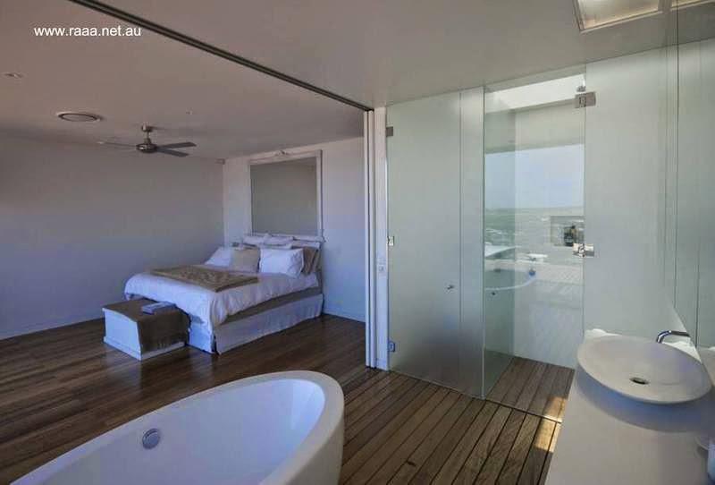 Modernos baños integrados al dormitorio. | ARQUITECTURA de CASAS