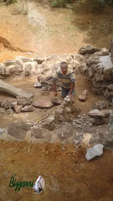 Bizzarri fazendo uma cascata de pedra em um lago de carpas com pedras ornamentais tipo pedra moledo. 30 de março de 2017.