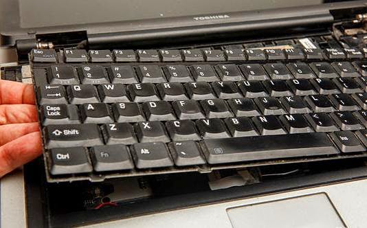 lepas dan angkat keyboard agar mudah dibersihkan