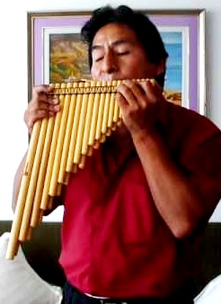 Zampoña Foto de una persona masculina tocando la zampoña con sentimiento