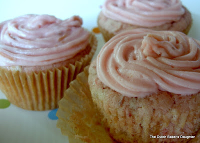The Dutch Baker's Daughter: Strawberry-Rhubarb Cupcakes