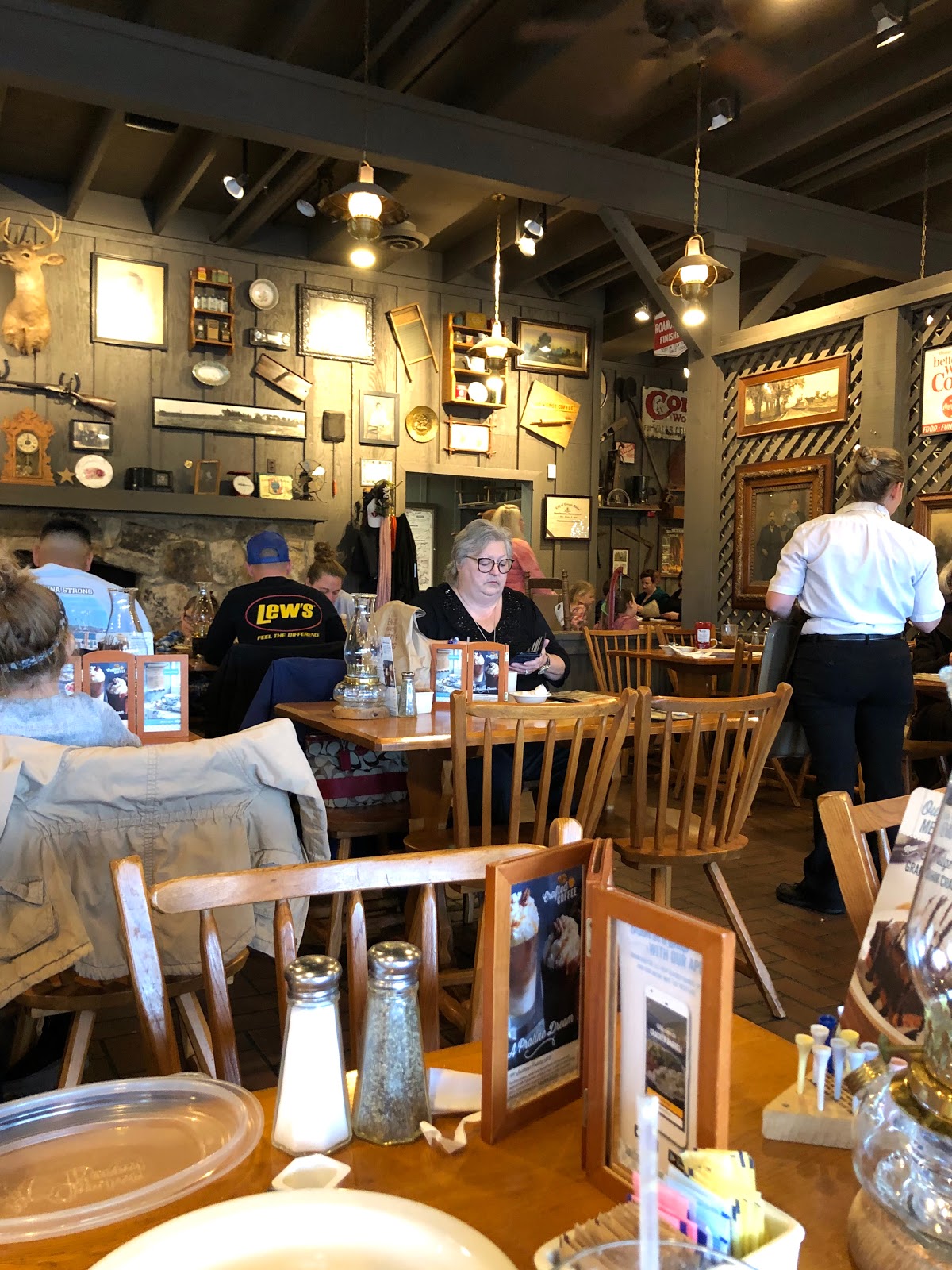 Cracker Barrel Restaurant - l2k2w8r