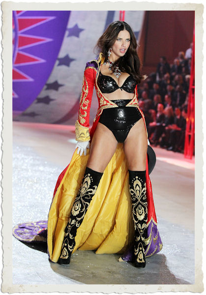 Adriana Lima sfilata in lingerie Victoria's Secret