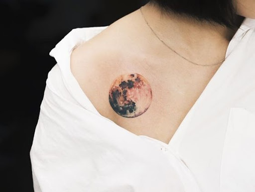 Uma representação realista da lua é tinta perto do portador do ombro direito.