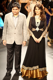 Sonam Kapoor and  Madhuri Dixit at IIJW 2012 Finale