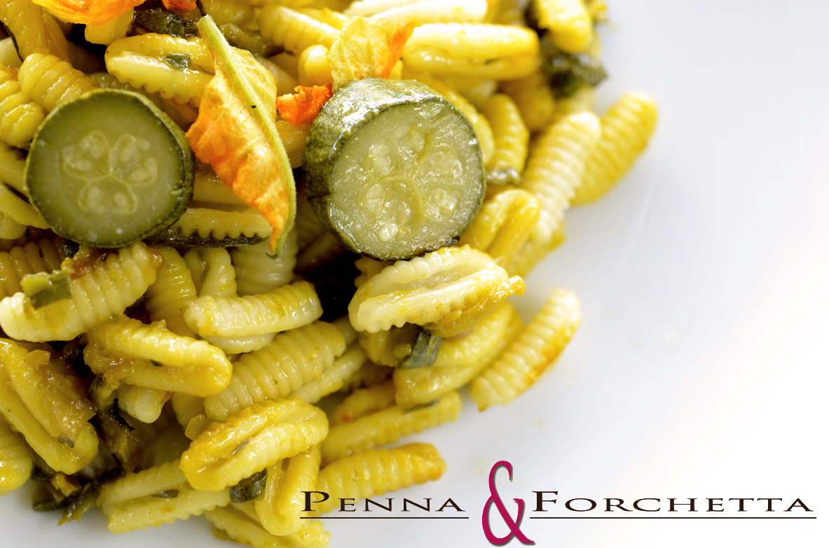 Penna e forchetta Pasta con zucchine e fiori di zucchine Pasta with