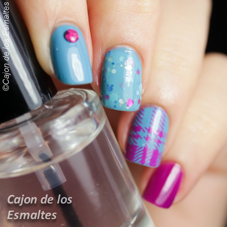 Uñas en rosa y celeste con estampado escocés