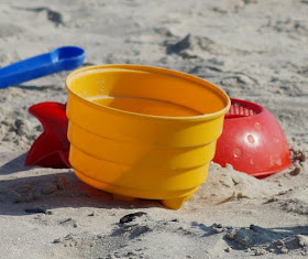 10 Dinge, die man für Kinder am Strand braucht. Auf Küstenkidsunterwegs erfahrt Ihr, welche Sachen und Must-haves Ihr für Kinder zum Strand mitnehmen solltet, damit der Tag am Meer für alle ein Vergnügen wird!