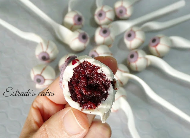 Cake pops de ojos sangrientos para Halloween 3