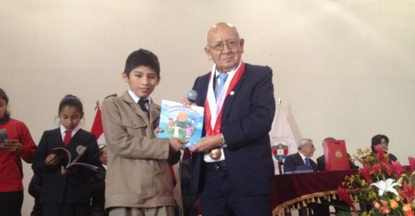 Tribunal Constitucional entregó 300 ejemplares de la Constitución Política del Perú a escolares de Arequipa Tribunal Constitucional entregó 300 ejemplares de la Constitución Política del Perú a escolares de Arequipa