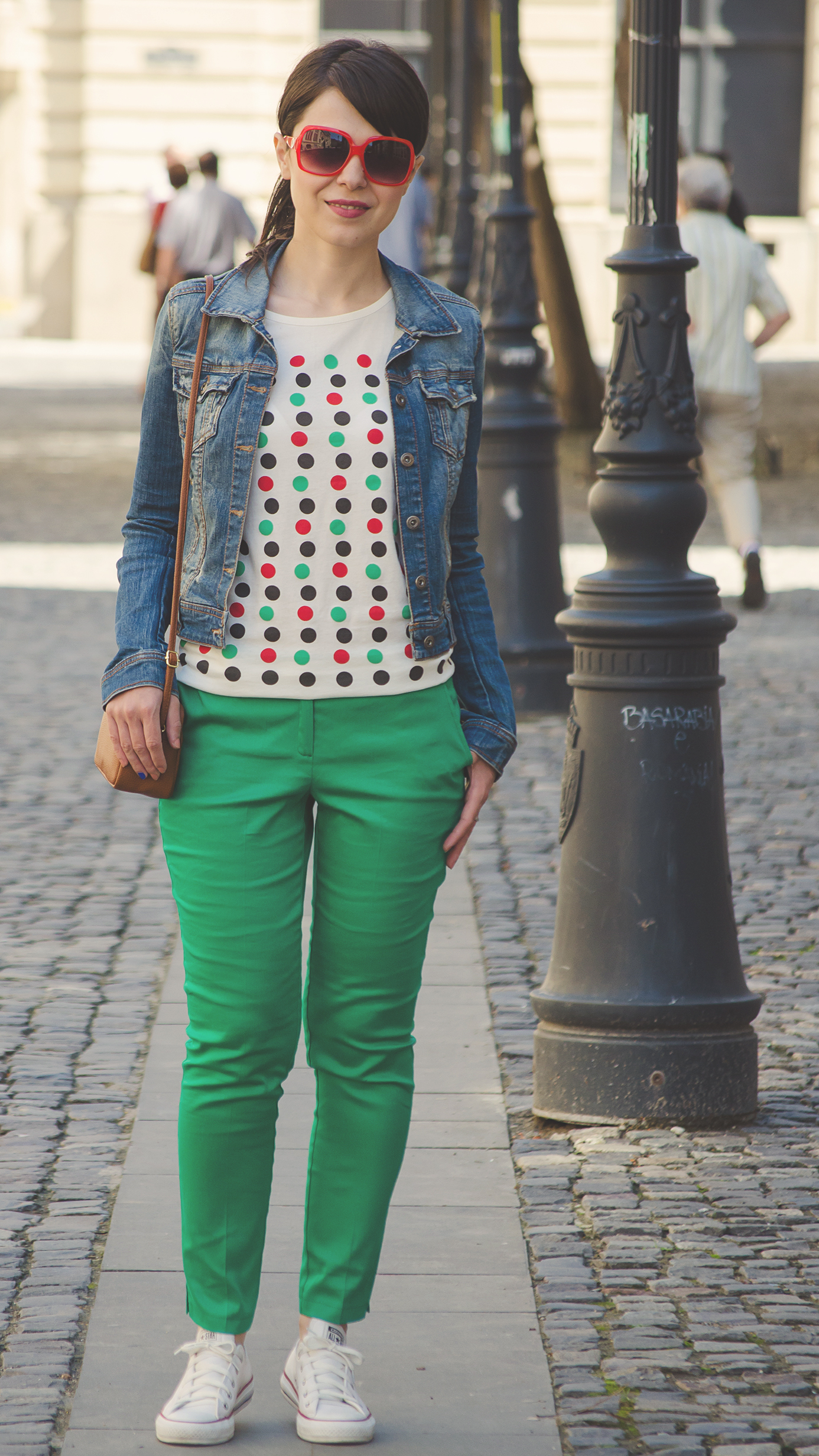 dotted t-shirt colourful dots ankle cut green pants converse sneakers jeans jacket Stradivarius brown h&m satchel bag red sunglasses 