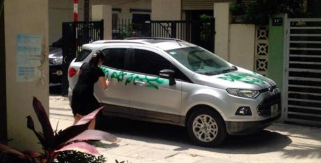 Chiếc xe đỗ vô ý và hành động gây tranh cãi của người phụ nữ - Ảnh 1 Chiec xe do vo y va hanh dong gay tranh cai cua nguoi phu nu - Anh 1