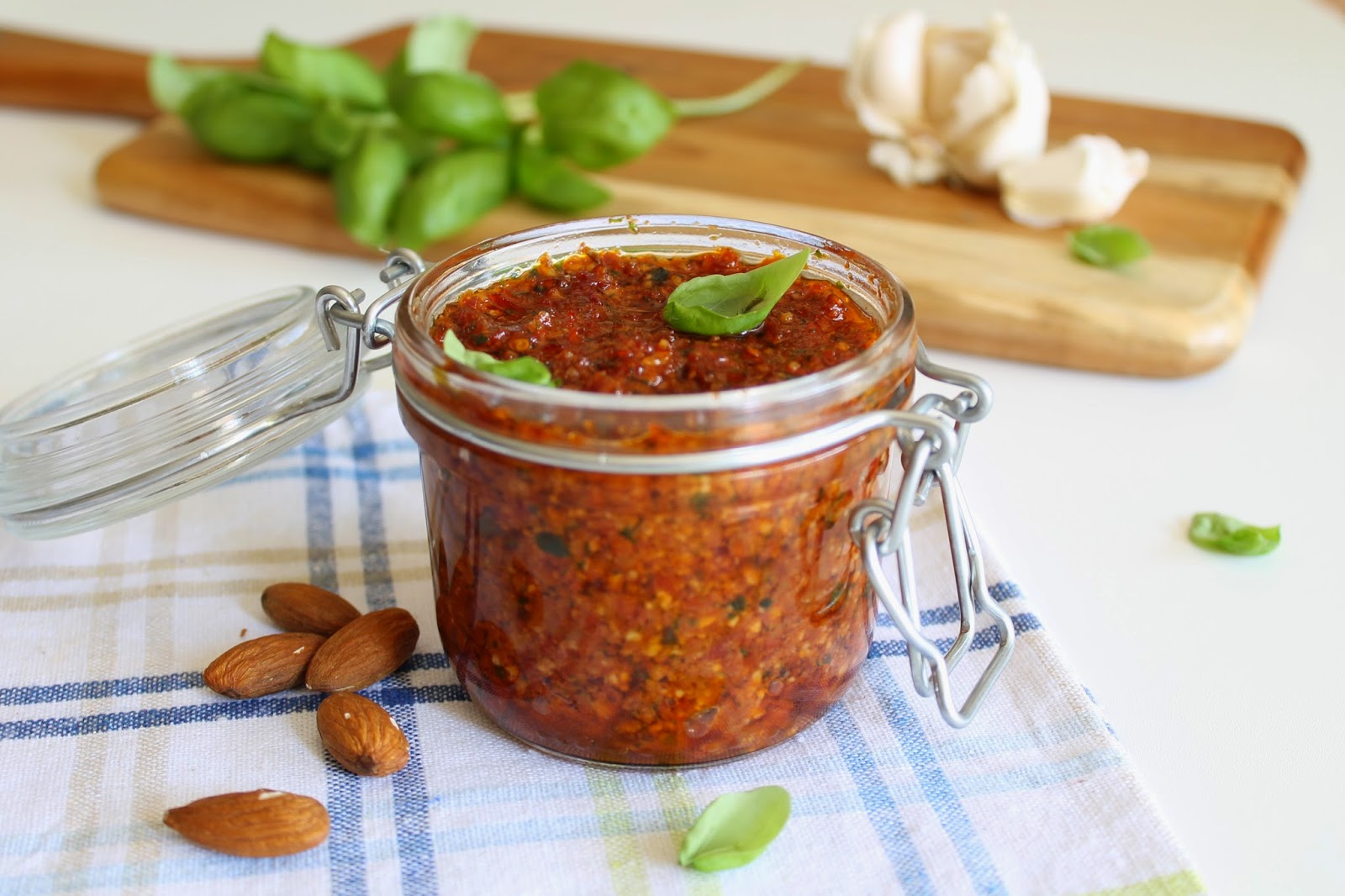 паста с соусом песто и вялеными томатами. соус с вялеными томатами. макароны пенне с песто. паста с песто и страчателлой. песто с вялеными.