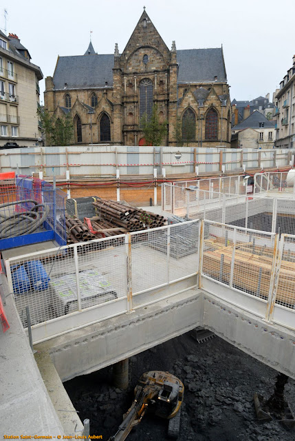 La Place Saint-Germain actuellement, vue du quai Chateaubriand... 