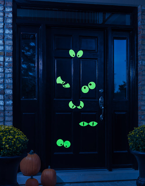 Glow in dark Halloween door decoration Halloween best 2018 front door decoration. DIY front door decoration. Glow in dark DIY spooky eyes for front door decoration. Halloween scary front door décor ideas. Best Spooky door decoration for Halloween. Halloween fun theme for front door.