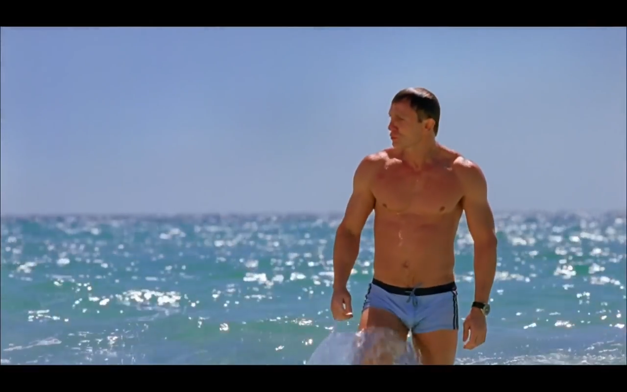 Дэниел крейг на пляже