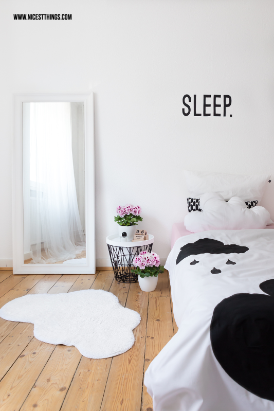 Schlafzimmerdeko in Weiß mit DIY Wolkenkissen und Wolkenteppich #diy #wolkenkissen #schlafzimmer #wolken
