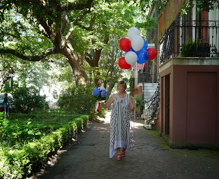Savannah USA patriotism on world famous Jones Street | Photo (c) Sandy Traub Savannah lodging star Jackie Heinz on Jones Street near Zeigler House Inn | Photo (c) Sandy Traub