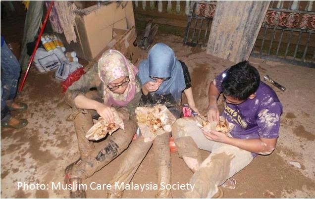 Berlumpur-Membersihkan-Kesan-Banjir-oleh-Muslim-Care-Malaysia-Society