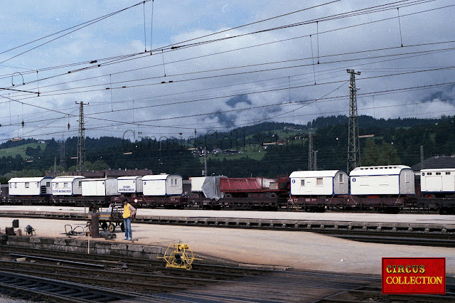 Train chargé de roulottes du cirque Autrichien Althoff Jacobi