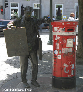 newspaper seller sculpture in Porto