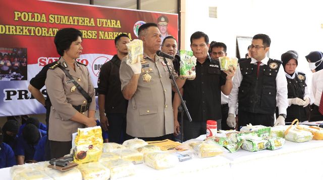 Kapolda Sumut, Irjen Paulus Waterpauw di Mapolda Sumut memberikan keterangan terkait penangkapan Kapolsek Nias Selatan dan personel Polres Tanjungbalai. Kapolda Sumut, Irjen Paulus Waterpauw di Mapolda Sumut memberikan keterangan terkait penangkapan Kapolsek Nias Selatan dan personel Polres Tanjungbalai.