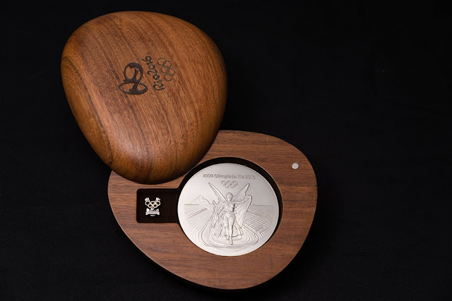 Caixa de madeira com a medalha de prata dentro