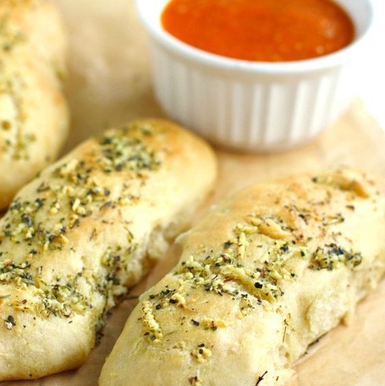 Vegan Garlic Herb Breadsticks with Marinara Sauce #veganrecipe #breadsticks Vegan Garlic Herb Breadsticks with Marinara Sauce #veganrecipe #breadsticks