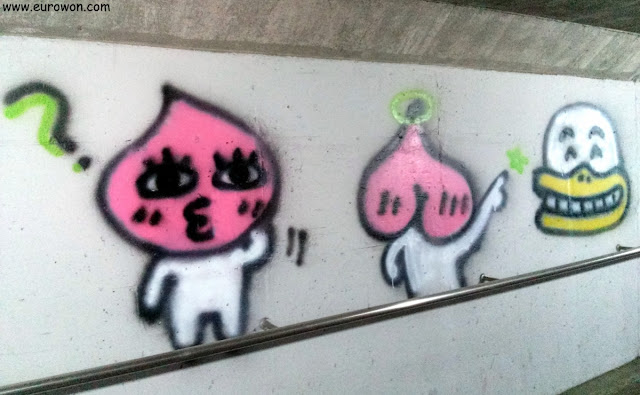 Grafitis de emoticonos del KakoTalk coreano en un túnel de Seúl